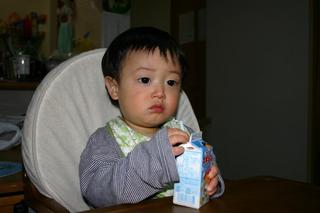 １歳４ヶ月、スポロン飲んで凛々しい顔！